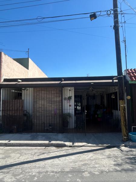 Casa en Venta en Jardines de Anahuac de 1 piso, excelente ubicación.