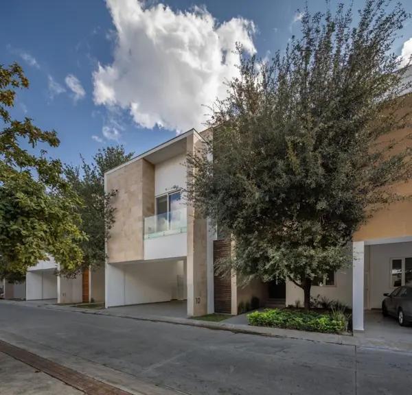 Hermosa Casa en Venta en Privada
