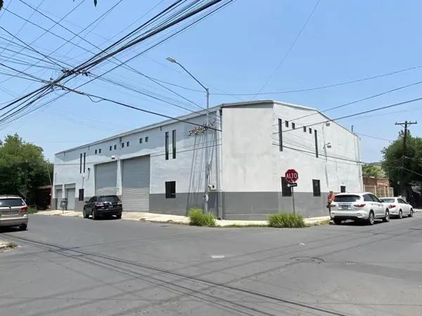 BODEGA con OFICINAS en RENTA ESQUINA excelente ubicación