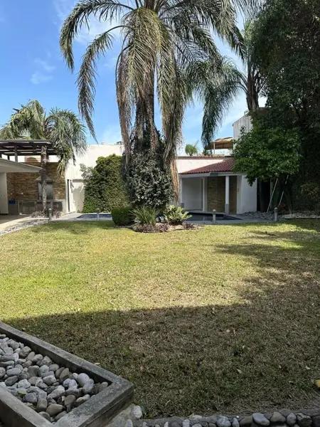 CASA CON USO DE SUELO COMERCIAL EN VENTA CASA CON USO DE SUELO COMERCIAL EN VENTA