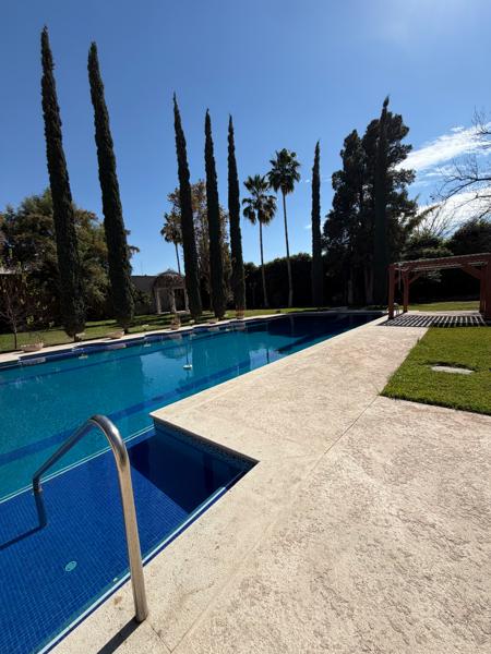 Amplia Casa Independiente en Venta en Los Angeles, Torreón - 6 Recámaras, Piscina y Más