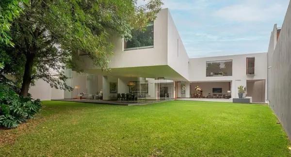 Venta casa Jardines del Pedregal fraccionamiento con vigilancia enorme jardín