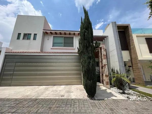 Casa en venta en  Lomas de  Angelópolis cluster 999 cuarto de servicio