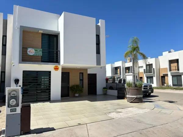 Casa en Venta en Privada con amenidades Azul Los Lagos a 5 minutos de la Zona Industrial de San Luis