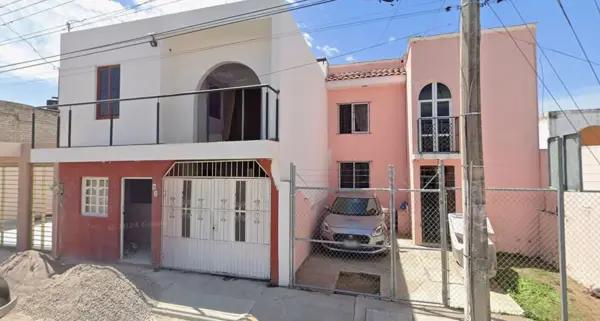 CASA EN VENTA EN JACARANDAS, TEPIC, NAYARIT.
