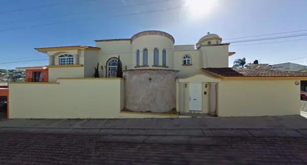 CASA EN VENTA EN LAS BRISAS, TEPIC, NAYARIT.