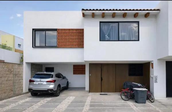 Casa en venta en fraccionamiento Quinta de Cortes Zerezotla