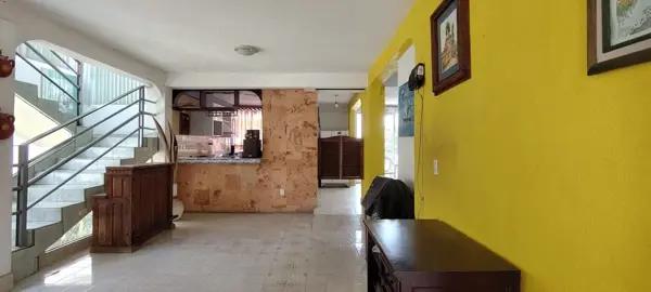 Amplia residencia con alberca en Col. Alta Vista