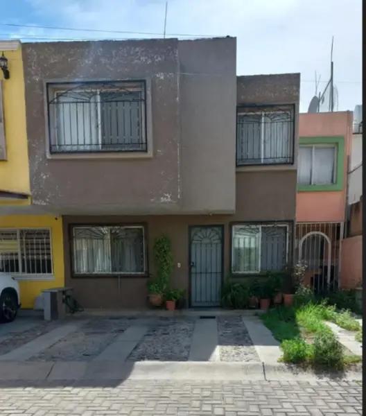 ¡A Pasos del Tren Ligero! Casa en Venta en Isla Java, Col. Isla Raza.