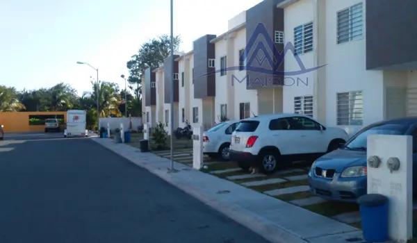 Casa En Venta En Fracc. Jardines Del Sur II, Benito Juárez, Cancún Q.R. Recuperación Bancaria. JX71