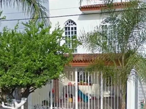¡Ubicación Inmejorable en Oblatos! Casa en Venta a Pasos de Centros Comerciales