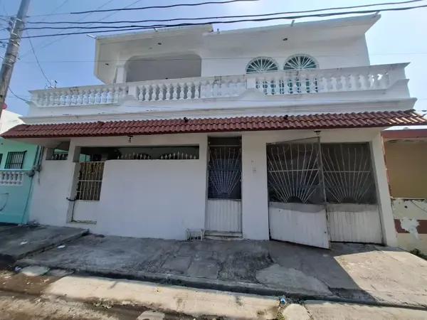 CASA con  5 RECAMARAS en VENTA EN LA COL. FERNANDO GUTIERREZ BARRIOS
BOCA DEL RIO VERACRUZ.