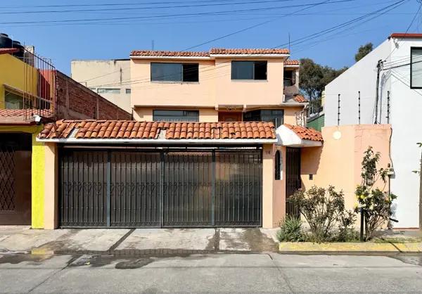 RESIDENCIA CON AMPLITUD, UBICACIÓN Y POTENCIAL RESIDENCIA CON AMPLITUD, UBICACIÓN Y POTENCIAL
