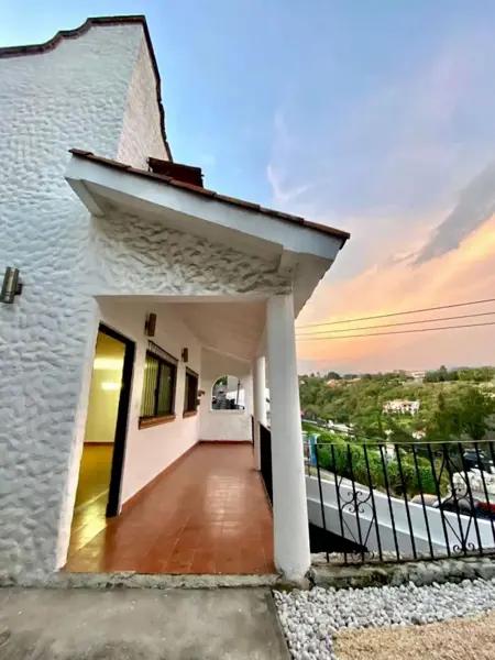 Casa al Norte de Cuernavaca en Subida a Chalma, Lomas de Atzingo, Cuernavaca, Morelos.