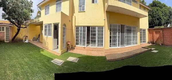 Casa sola gran jardín en el fraccionamiento San Jerónimo Ahuatepec, Cuernavaca, Morelos