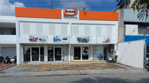 En venta Local Comercial sobre Avenida Principal en Cancún con 6 Cajones de Estacionamiento