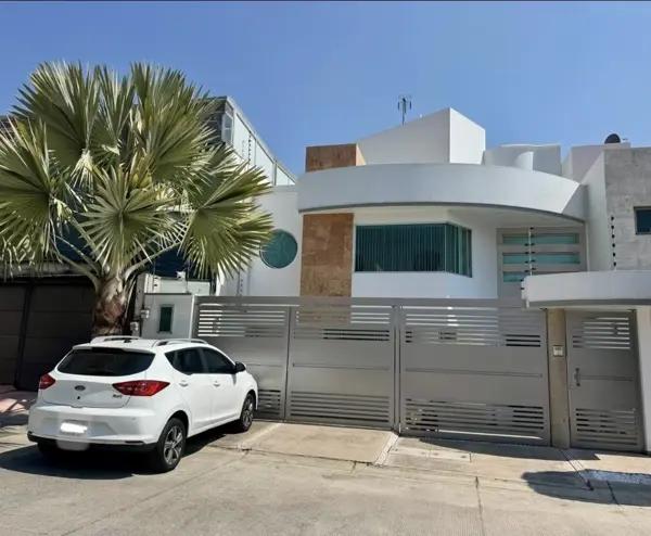Hermosa casa estilo minimalista, sexta de Lomas Verdes con caseta de guardia