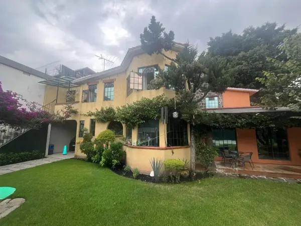 Venta de Casa en San Juan Ixtacala con Uso de Suelo Mixto y Área Verde de 800 m²