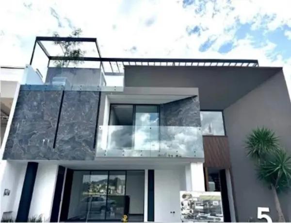 CASA EN LOMAS DE ANGELÓPOLIS III, CON 4 RECAMARAS, RECAMARA EN PB,  4 ½ BAÑOS, 2 CAJONES DE EST.