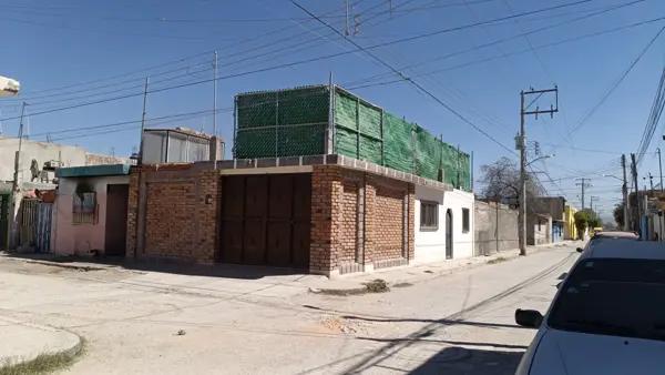Casa de una planta en esquina cerca de Carr Rioverde y periférico en Soledad de Graciano Sánchez
