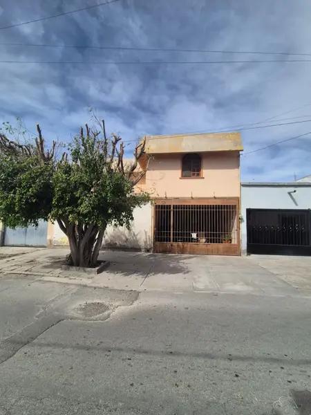 Oportunidad Inmobiliaria: Casa de 5 Recámaras en el Centro de Lerdo