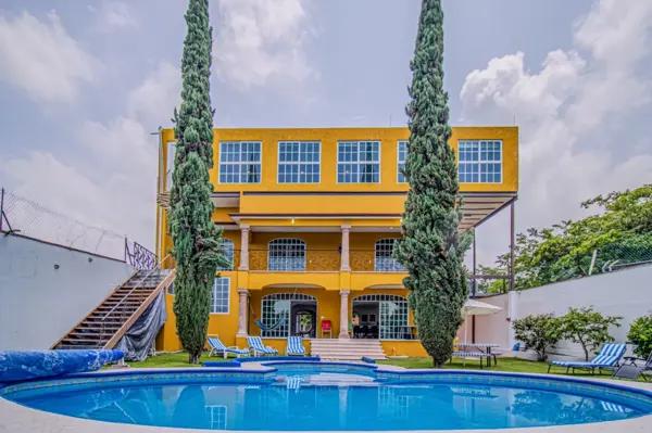Casa sola en Lomas de Trujillo.