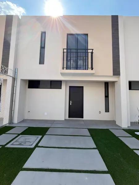 Casa en Residencial San Carlos, León con Cocina Equipada y Doble Nivel
