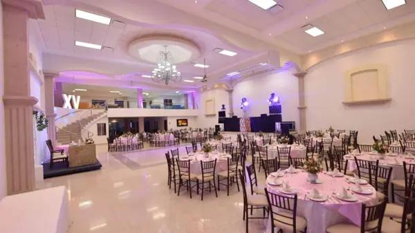 VENTA DE PROPIEDAD CON 2 SALONES DE EVENTOS