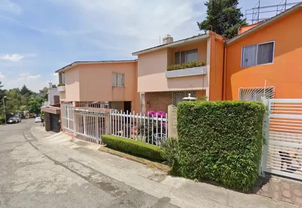 Exclusiva Casa en Calle Pirineos: Elegancia y Seguridad en Naucalpan.