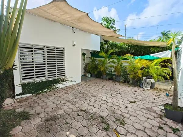 Venta Casa en Cancún un nivel con Jardín, centro de Cancún cerca del parque de las palapas