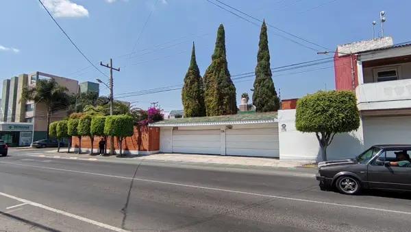 Renta Casa Comercial de Un Piso en Esquina de Huexotitla, ideal para oficinas.