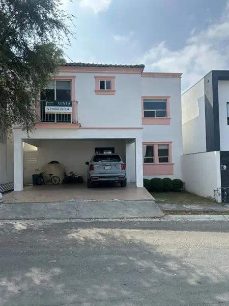 Casa en venta con amplio terreno en colonia Vistancias 1 er Sector Mty.