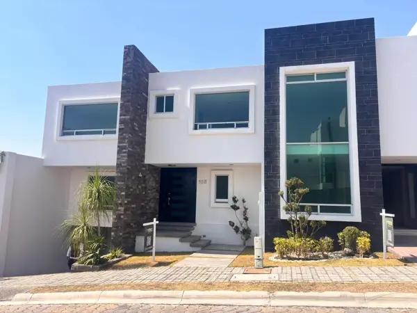 CASA EN VENTA EN CLUSTER 10-10-10, LOMAS DE ANGELÓPOLIS.
