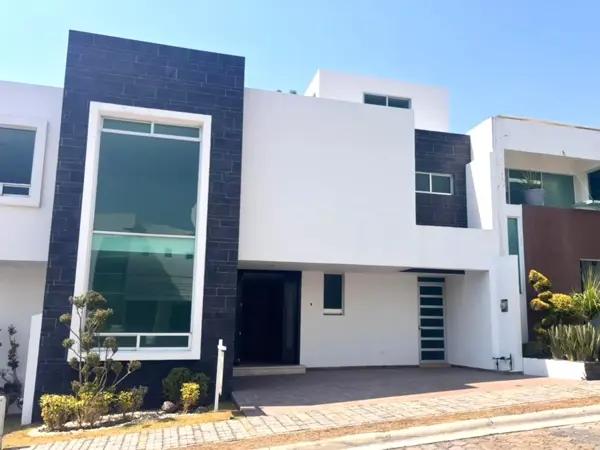 CASA EN VENTA EN CLUSTER 10-10-10, LOMAS DE ANGELÓPOLIS.