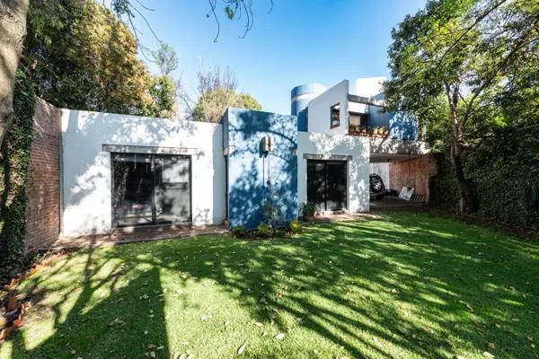 Amplia Casa con 3 Jardines | 680m2 Totales | 3 Recámaras | 5 Autos