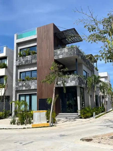 Villa de lujo de 6 recámaras con albercas duales y jacuzzi en el rooftop dentro de comunidad cerrada
