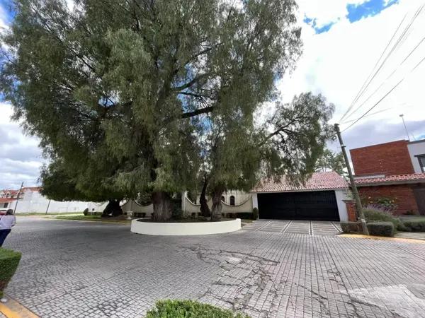 Residencia con Amplio Jardin, con 3 frentes En Santa Elena