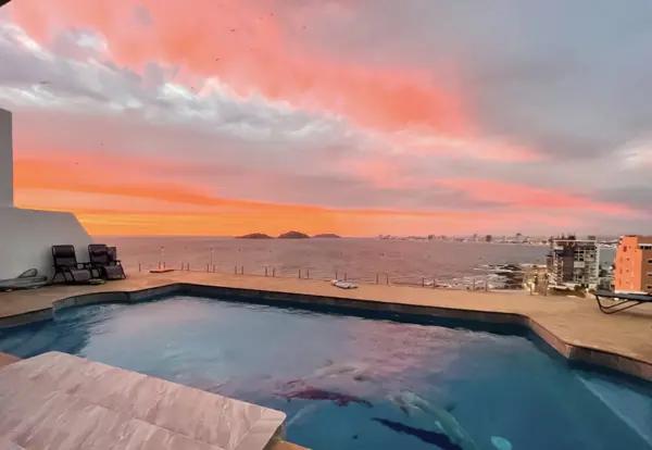 Residencia de lujo con vista al mar y vistas panorámicas de la costa de Mazatlán y la ciudad. Residencia de lujo con vista al mar y vistas panorámicas de la costa de Mazatlán y la ciudad.