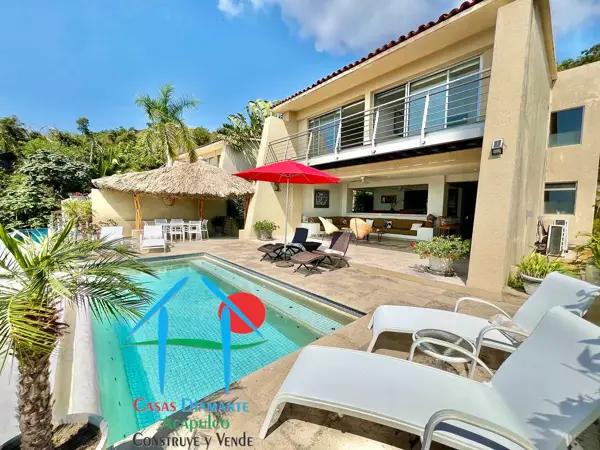 Casa en Brisas del Marqués, con alberca tipo infinity y vista al mar