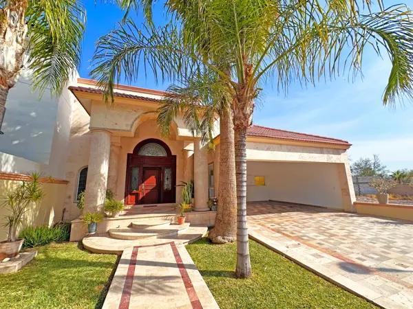 Hermosa casa con alberca en VENTA en la colonia Las Trojes Torreón Coahuila