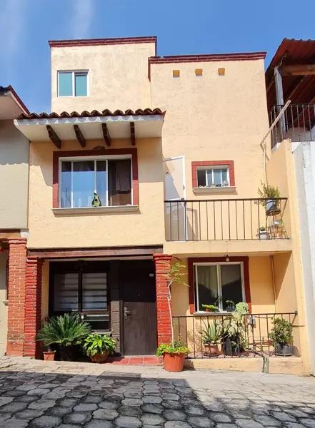 Casa con circuito cerrado y portón eléctrico.