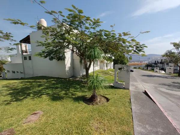 CASA CON ALBERCA EN CONDOMINIO