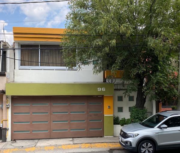CASA DE TRES PISOS AMPLIA E ILUMINADA CON VISTA PANORÁMICA AL VALLE DE CDMX Y LOS VOLCANES