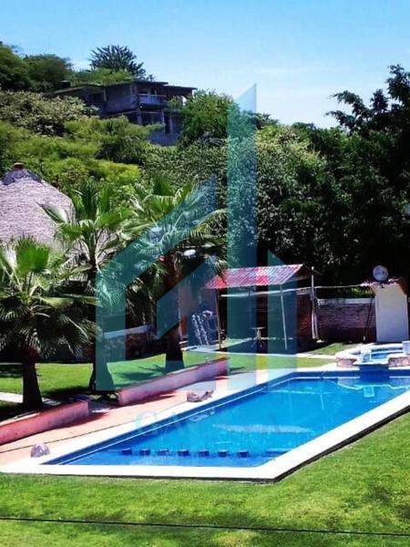 PROPIEDAD EN VENTA EN TEHUIXTLA, MORELOS –TERRENO DE 4,900 M²  3 CASAS, ALBERCA Y ÁREAS RECREATIVAS