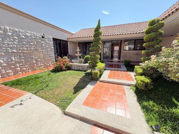 Casa de 1 Piso con Alberca sobre Calle LAGUNA SUR en la Col. Torreon Jardín
