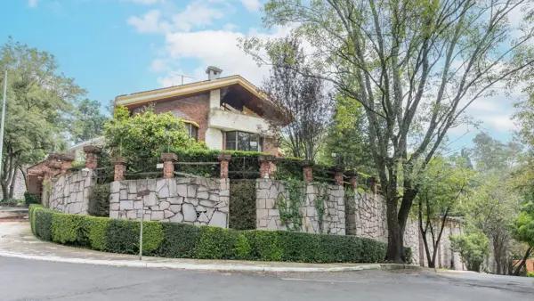 Casa de 3 niveles con Jardín en Bosques de las Lomas | 700m2 | 4 Recamas | 4 Autos Casa de 3 niveles con Jardín en Bosques de las Lomas | 700m2 | 4 Recamas | 4 Autos