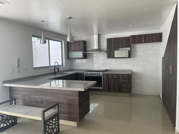 Casa en venta en fraccionamiento cerca a periférico en San Pedro Cholula, Puebla