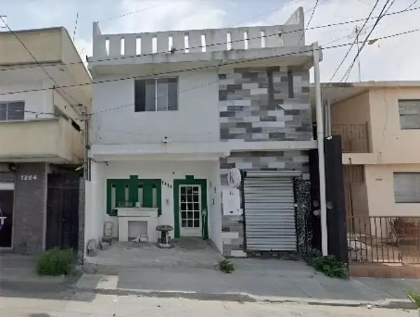 Casa en Remate en Monterrey, Zona Centro - Amplio Terreno y Espacios LAAB1