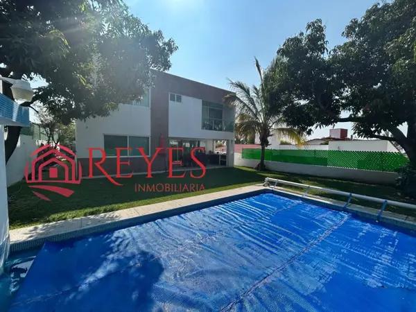 Moderna Casa en Lomas de Cocoyoc con Alberca y Vigilancia