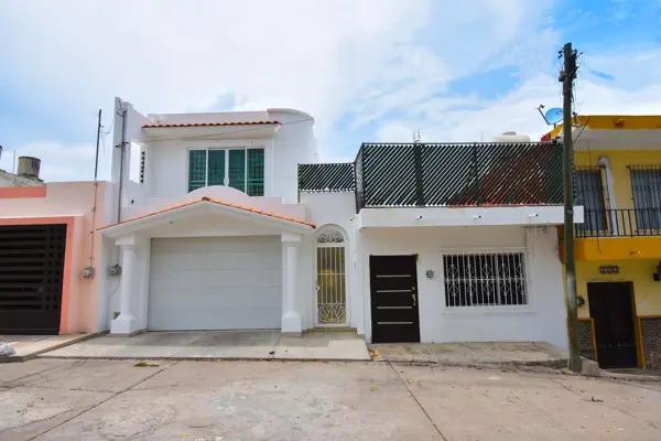 Casa en El Centro de Mazatlán con Vista Parcial al Mar